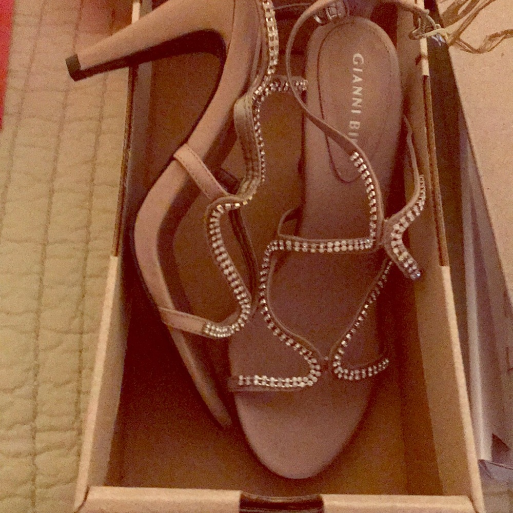 Heels/sandals evening shoes.